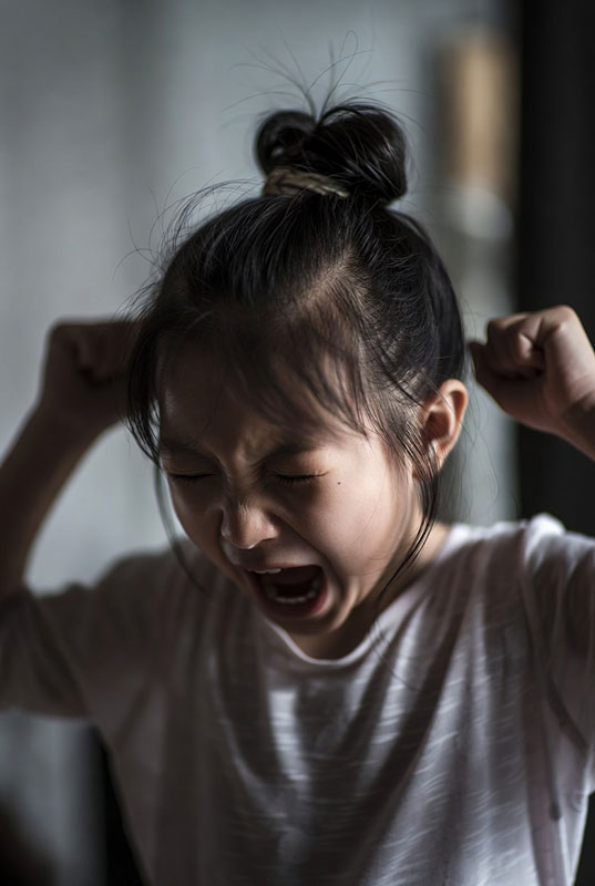 دختر بچه ای که جیغ می کشد.