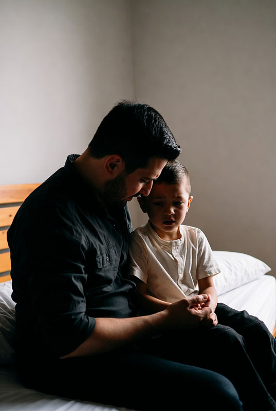 کودکی که دارد احساسات خود را با پدرش در میان می گذارد